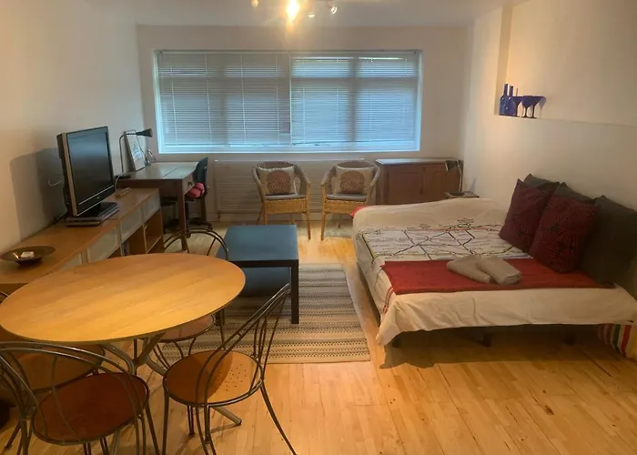 Cozy 1 Bedroom Basement Flat