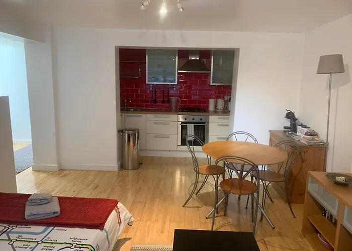 Cozy 1 Bedroom Basement Flat